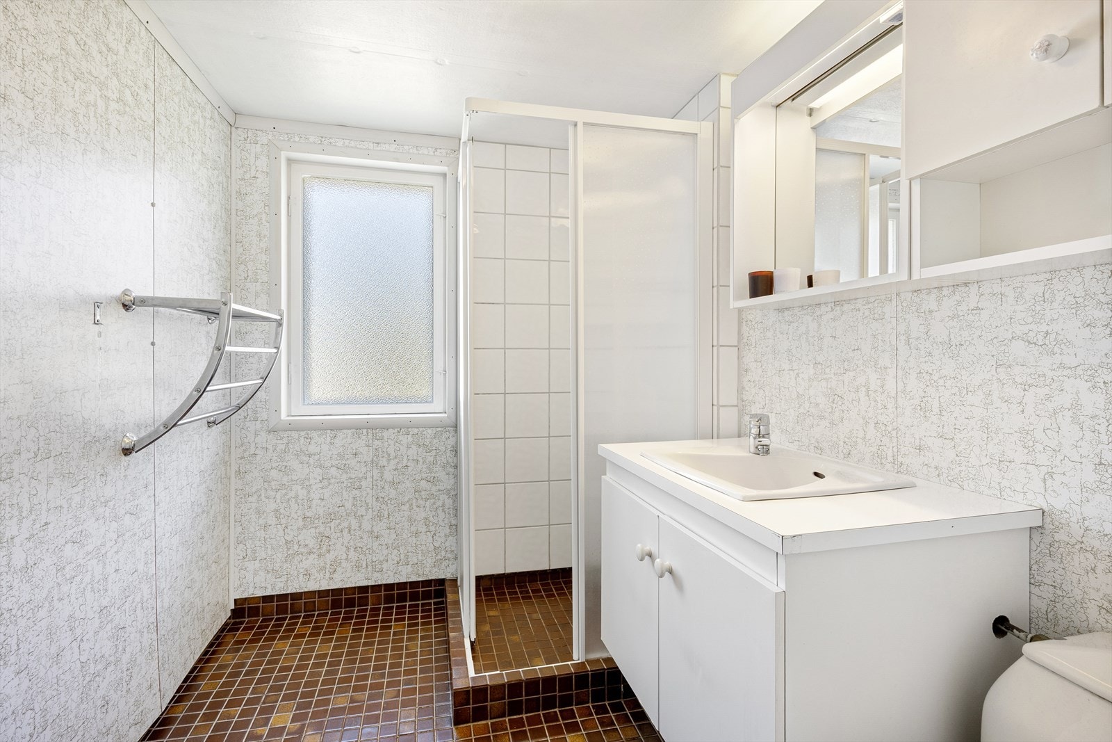 Badet er innredet med servant, toalett og en dusjløsning. Galleribilde