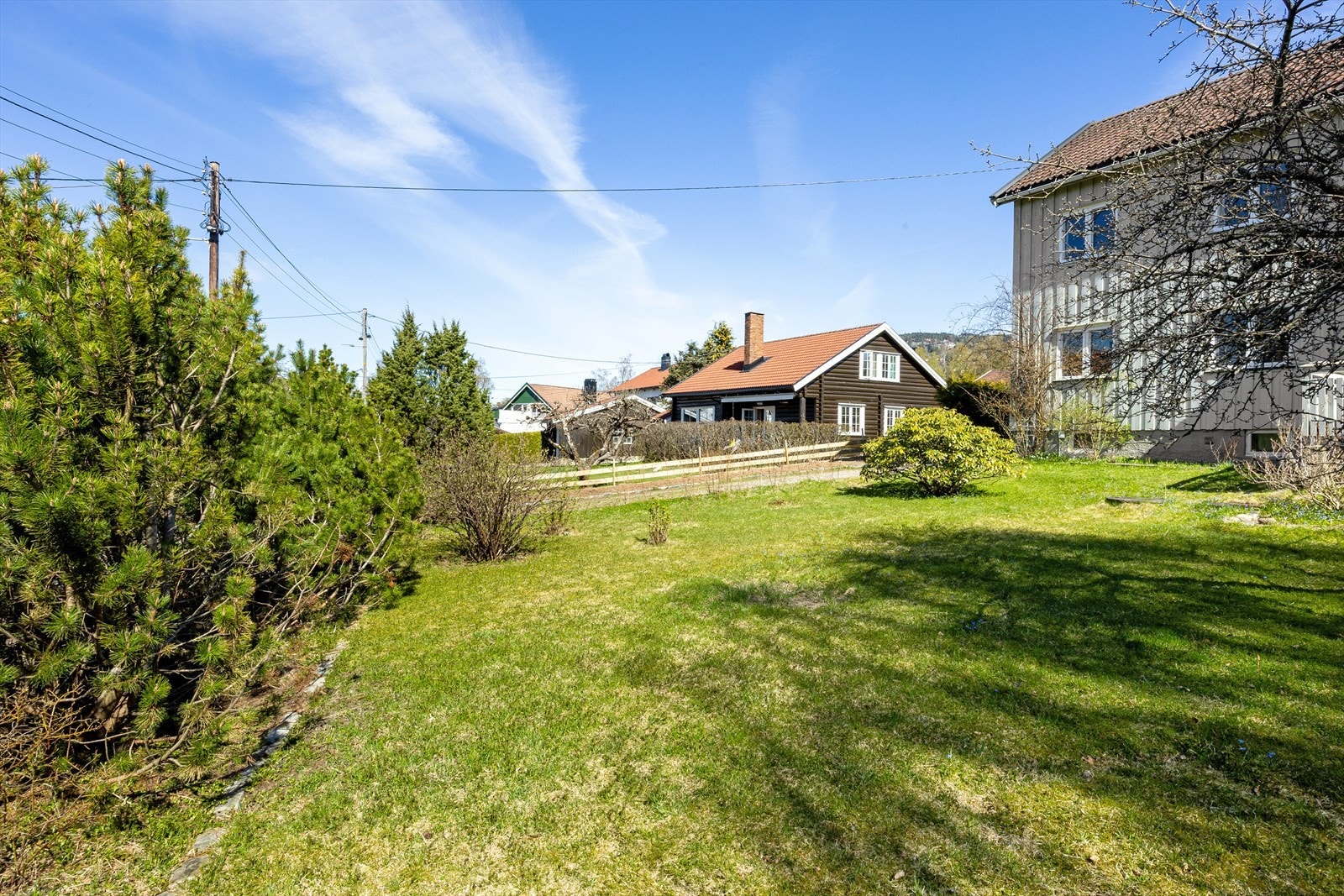 Boligen har et stort potensial, beliggende på en romslig og flat tomt i et populært boligområde. Galleribilde