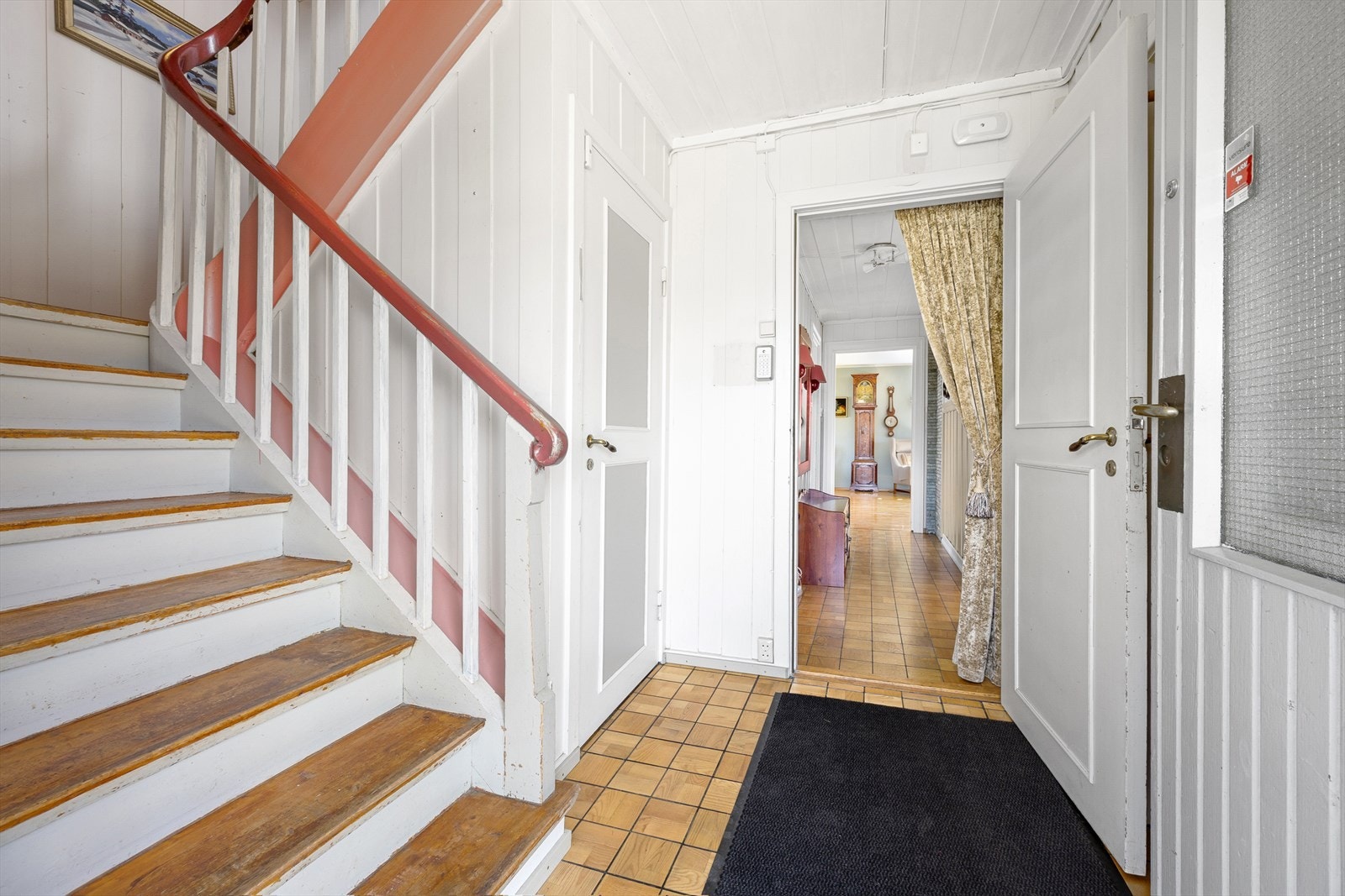 Innvendig malt tretrapp som forbinder etasjene. Galleribilde