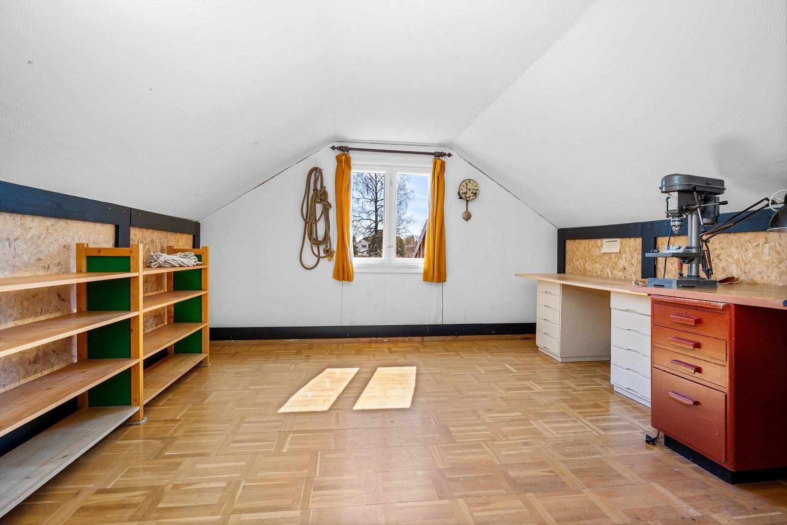 På loftet er det innredet et praktisk arbeidsrom. Galleribilde