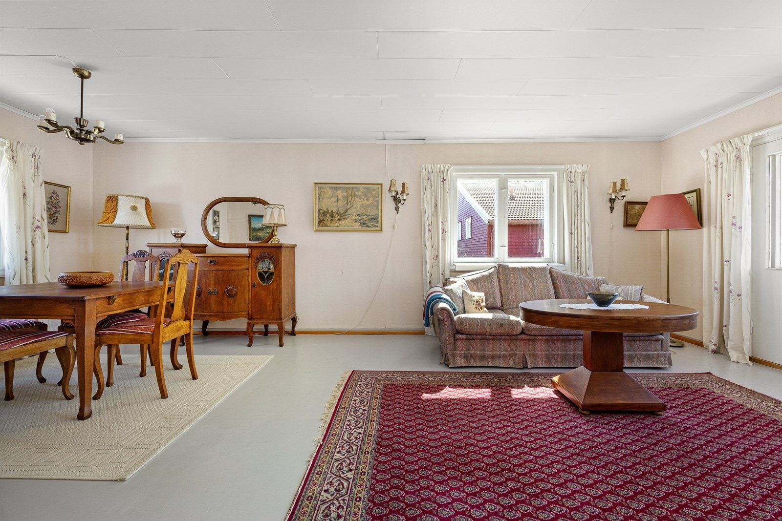 Stuen i andre etasje har god plass til både sofagruppe og spisebord. Galleribilde