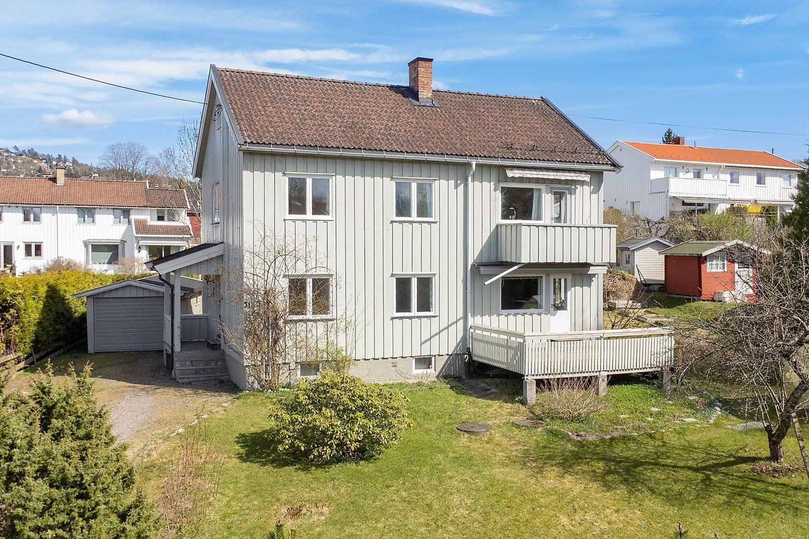 Boligen er oppført i 1954 og strekker seg over fire plan, med separate boenheter i 1. og 2. etasje. Galleribilde