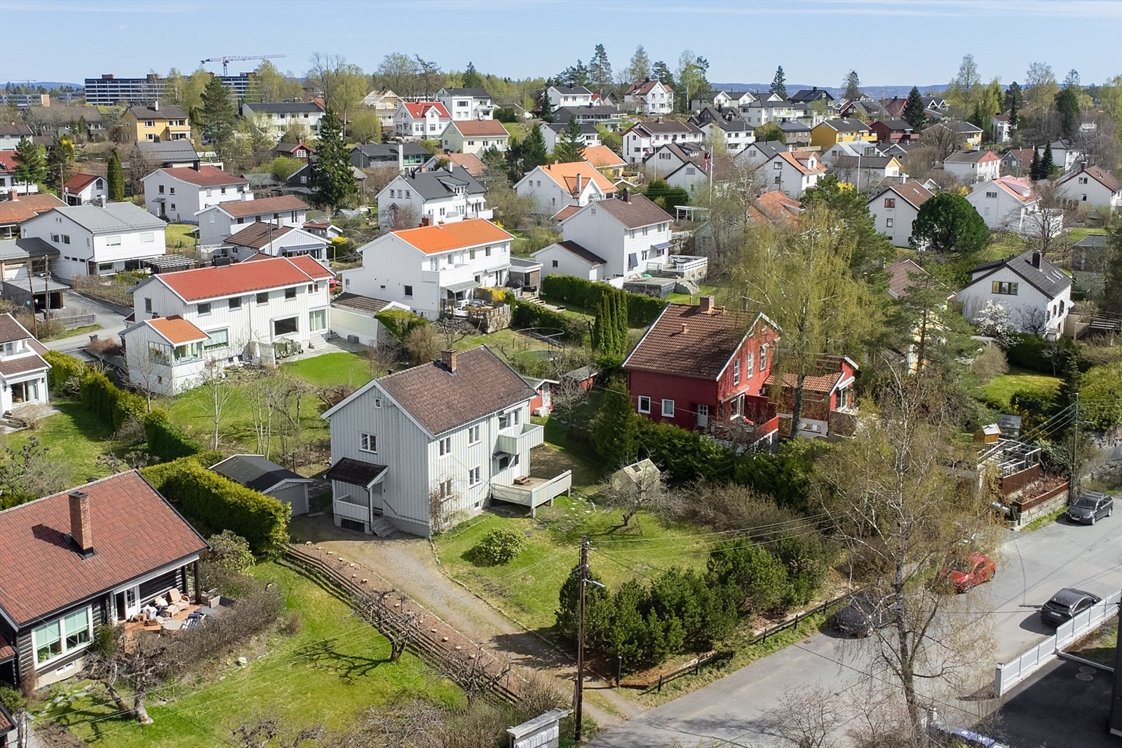 Fra eiendommen er det gangavstand til Ekraveien T-banestasjon, som tar deg effektivt til sentrum med linje 2. Galleribilde