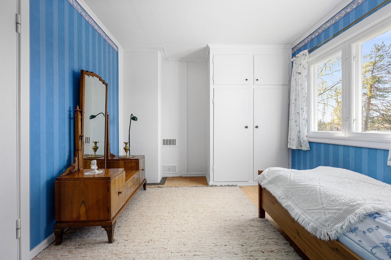 Rommet har plassbygde skap som gir god oppbevaringsplass. Galleribilde