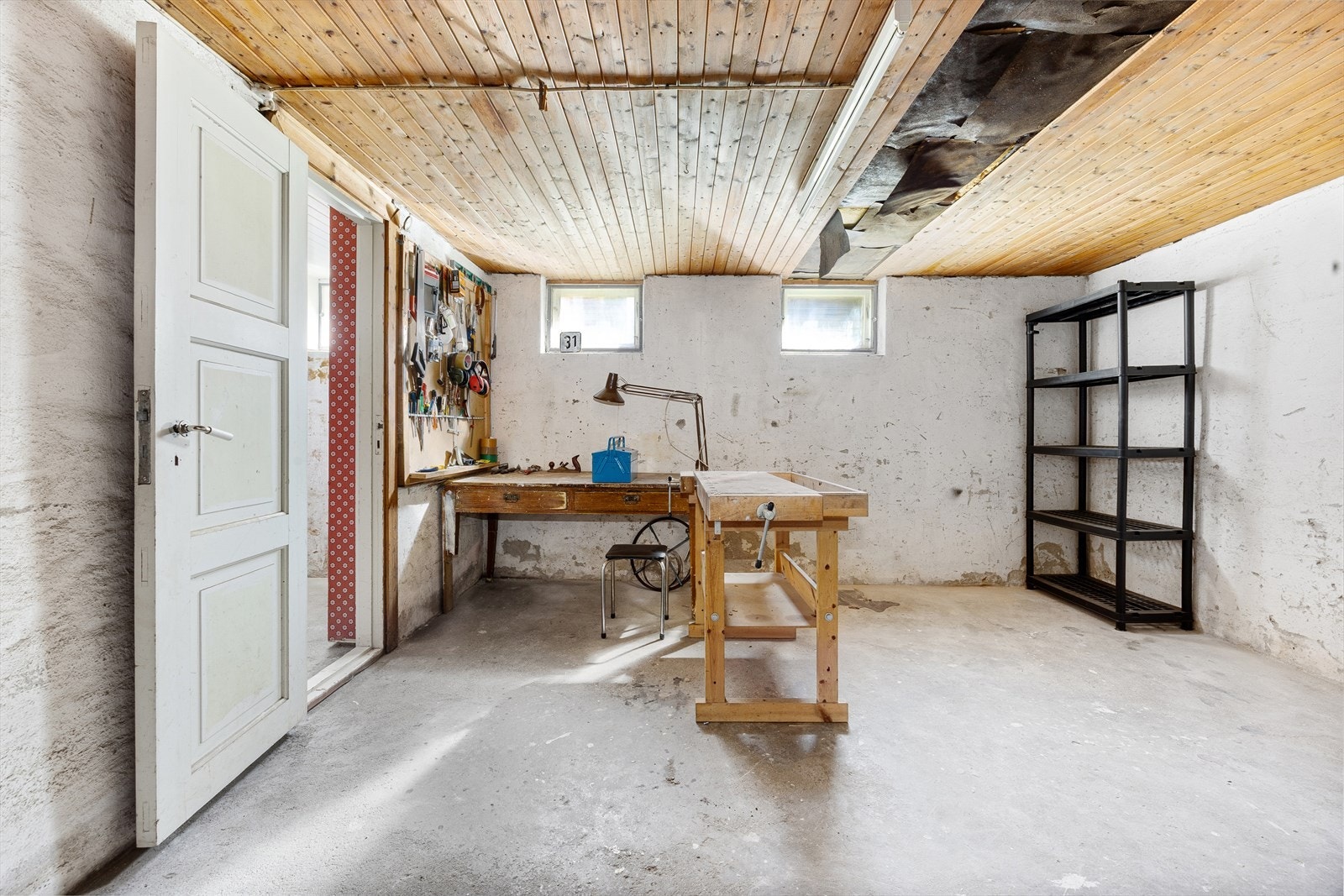 Kjelleren har støpt gulv og egner seg godt som verksted eller hobbyrom. Galleribilde