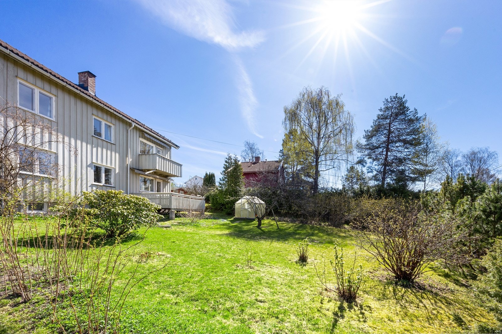 Den store hagen byr på gode solforhold og rikelig med plass for uteliv i et etablert og barnevennlig nabolag. Galleribilde