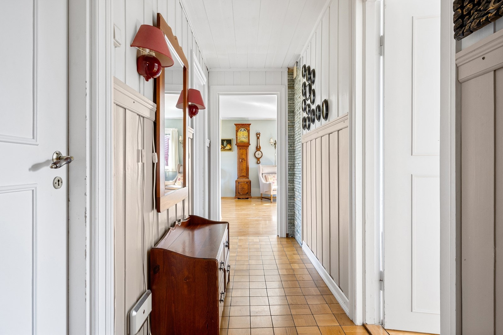 Entré og gang i første etasje. Galleribilde
