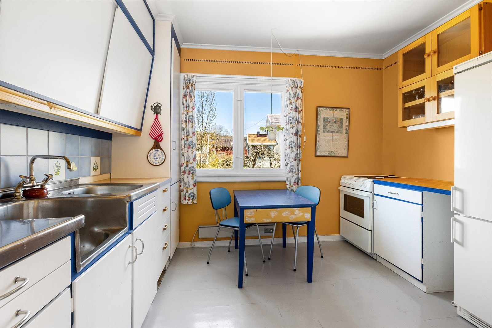 Kjøkkenet i andre etasje har en eldre, malt innredning og plass til en liten spiseplass. Galleribilde