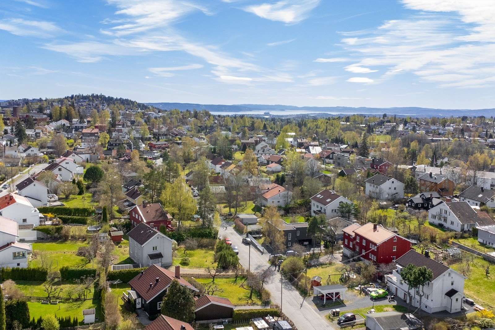 Et veletablert og rolig boligområde med luftig bebyggelse. Galleribilde