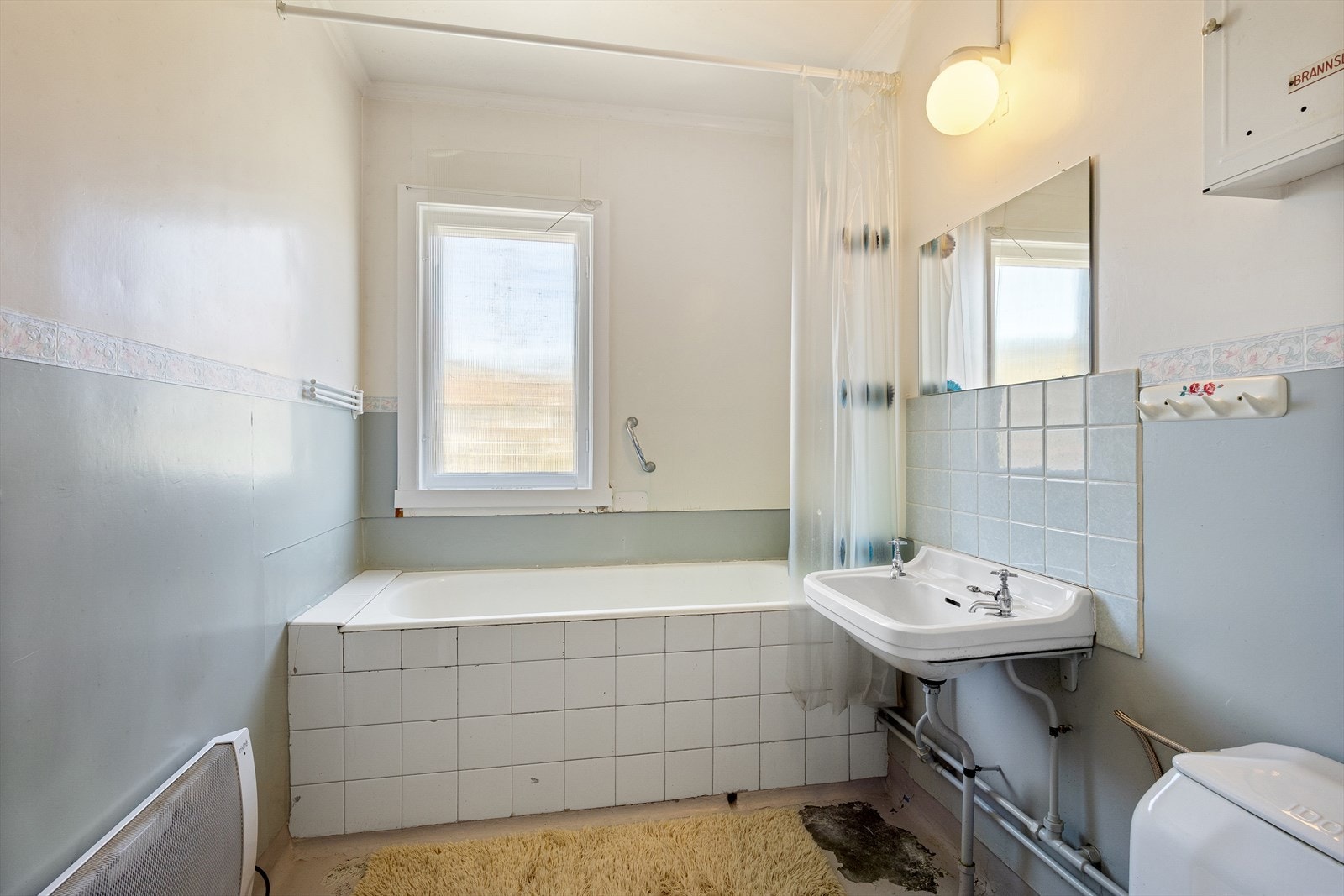 Badet i andre etasje er fra byggeåret og er innredet med badekar, servant og toalett. Galleribilde