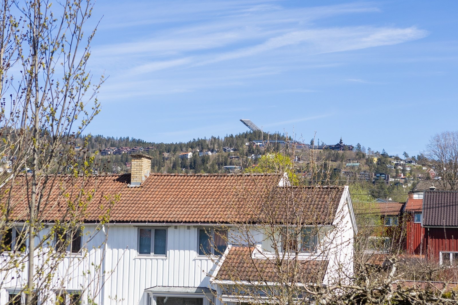 Utsikt mot Holmenkollen fra eiendommen. Galleribilde