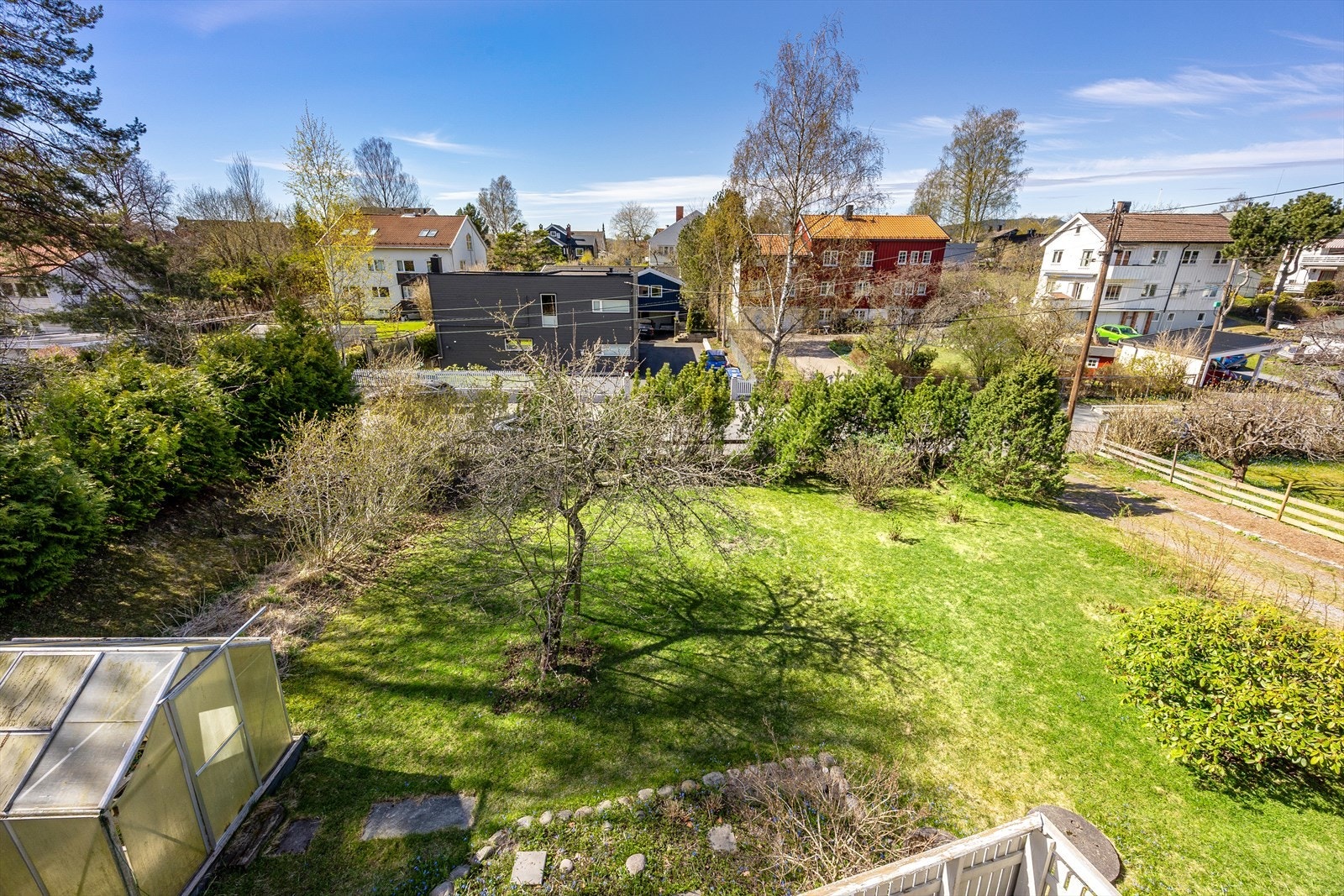 Balkongen gir en fin utsikt over den store hagen og nærområdet. Galleribilde