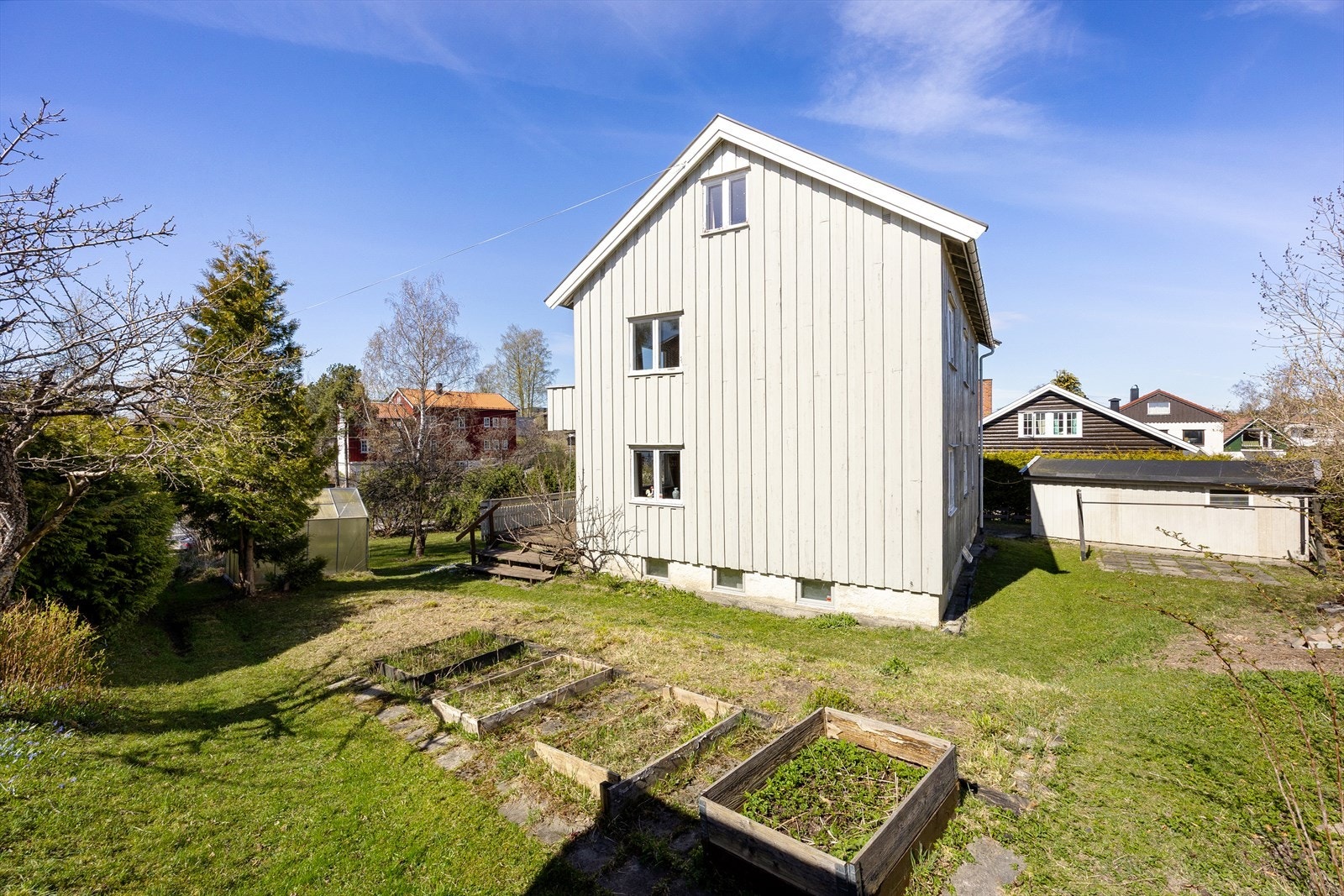 Hagen har etablert beplantning og god plass for dyrking i plantekasser. Galleribilde