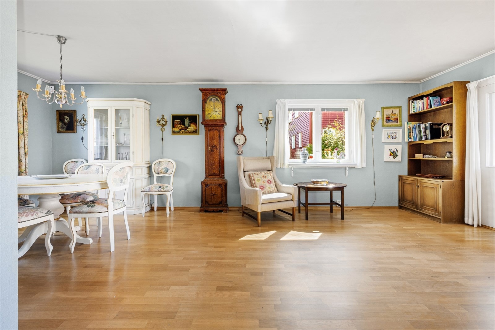 Rommet har parkett på gulvet og malte veggflater, og er et godt utgangspunkt for modernisering. Galleribilde