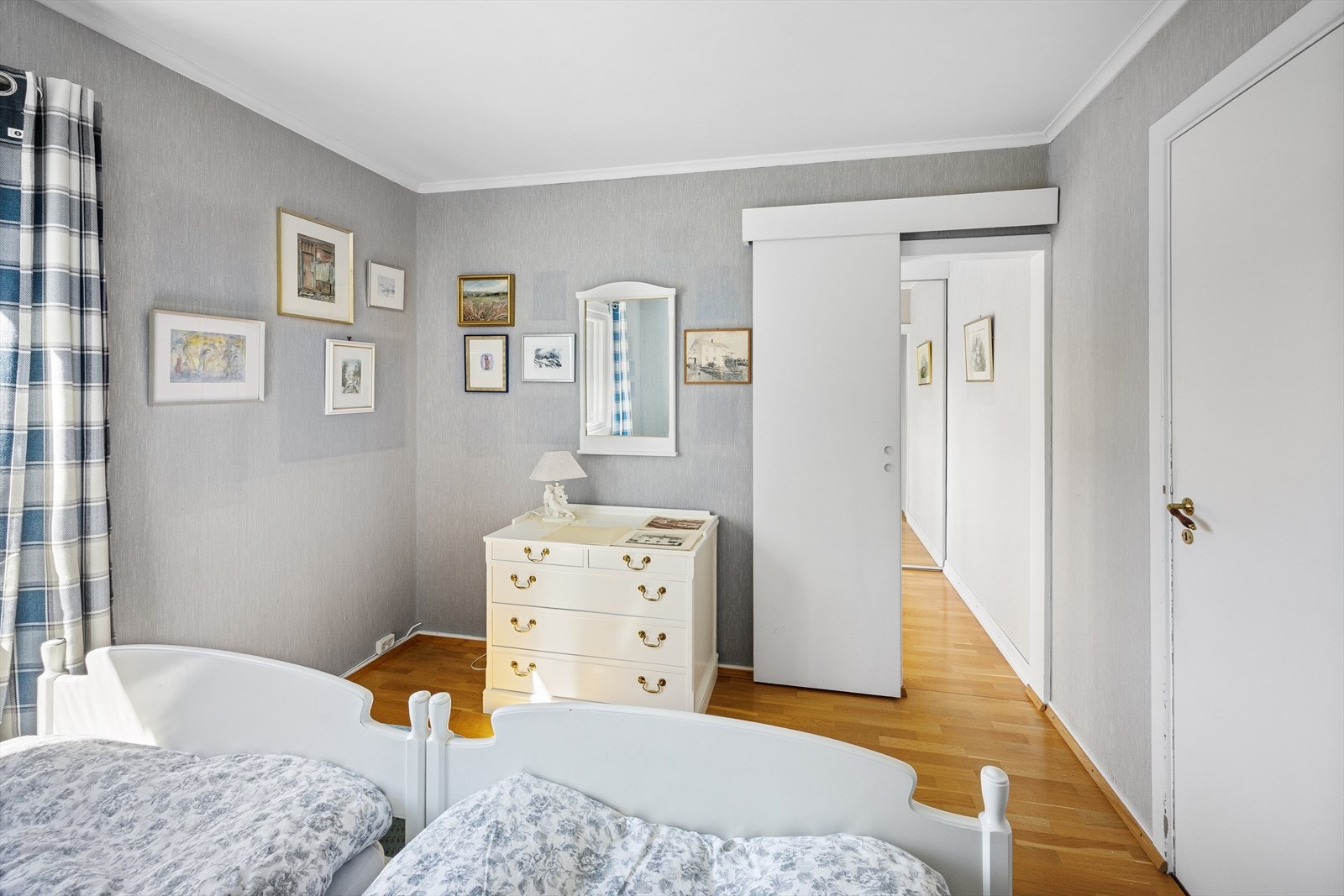 Rommet har tapetserte vegger og parkett på gulvet. Galleribilde