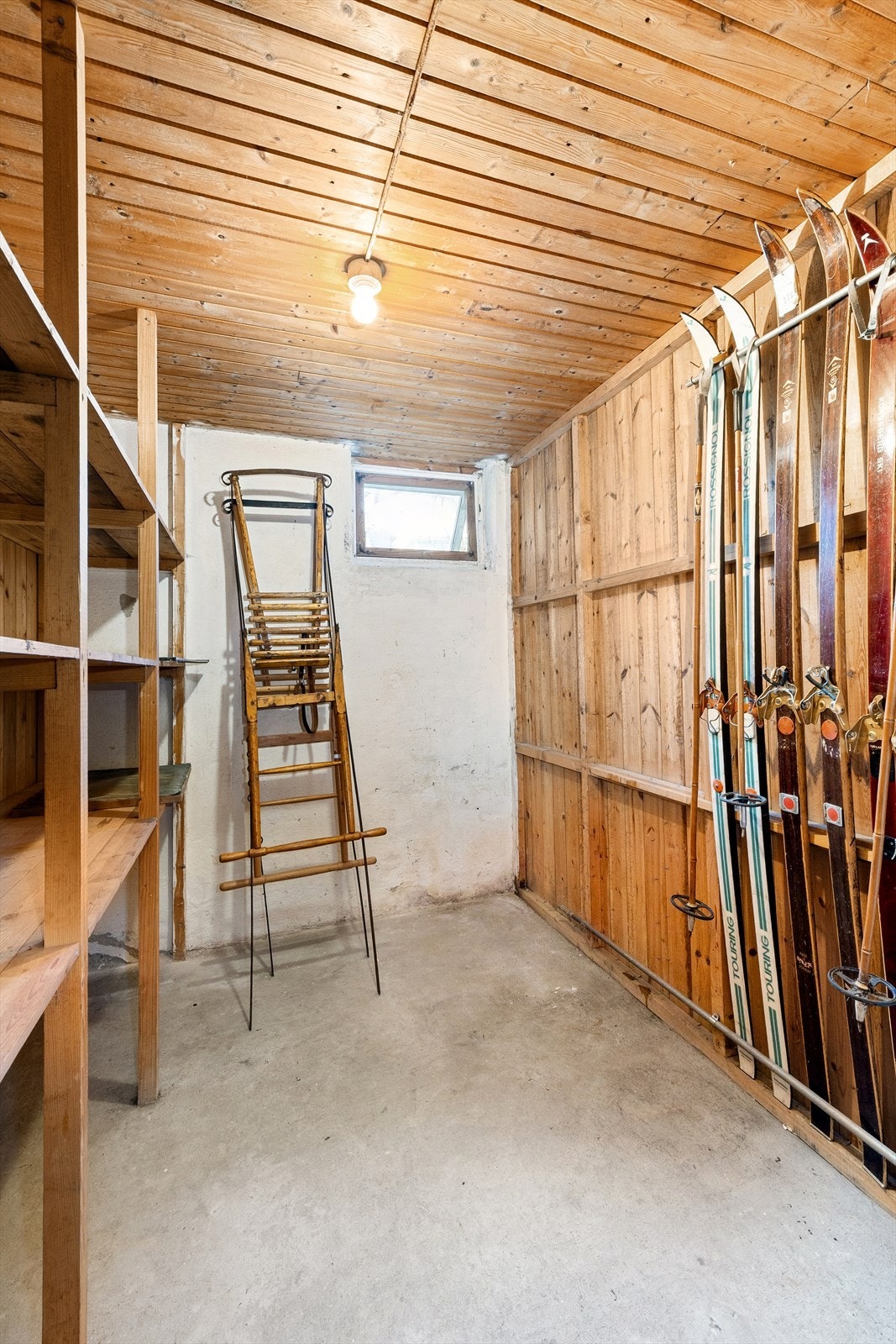 En av kjellerbodene, med god plass for oppbevaring av sportsutstyr og annet. Galleribilde