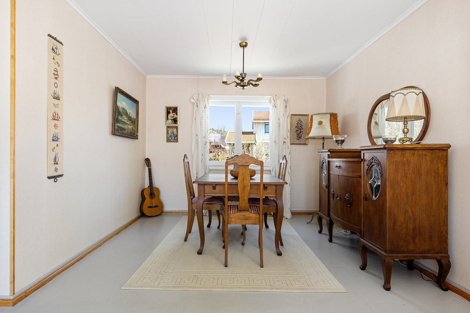 Store vindusflater gir godt med naturlig lys til rommet. Galleribilde