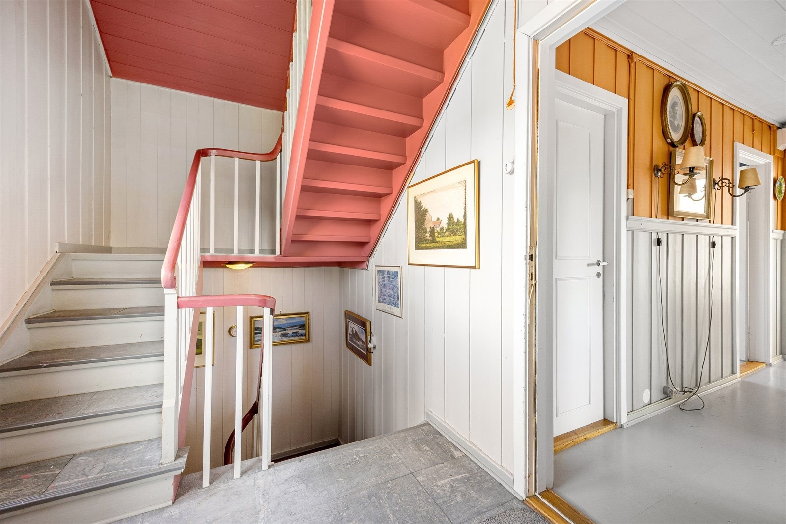 Trapperommet gir adkomst til alle fire plan, fra kjeller til loft. Galleribilde