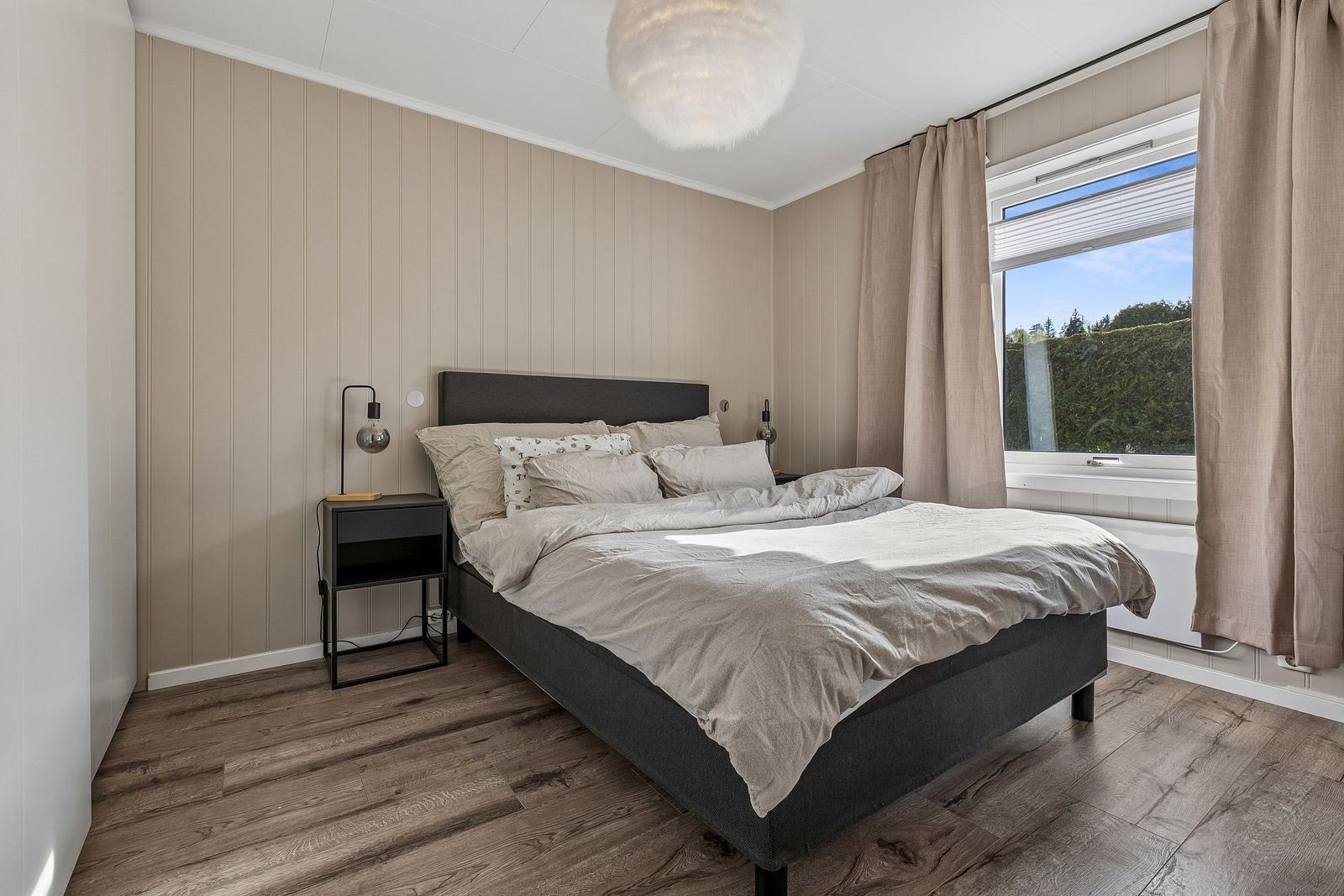Soverom med dobbetseng, nattbord og gode oppbevaringsmulighet. Galleribilde