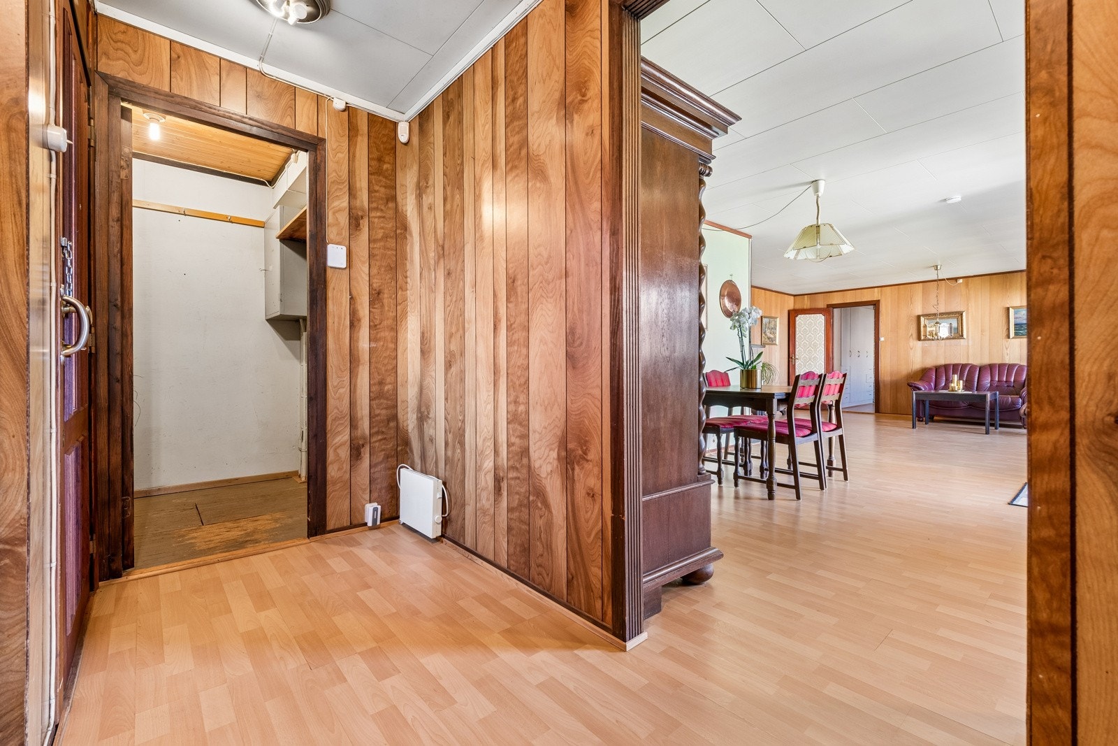 Entré med gode muligheter for oppbevaring av yttertøy og sko. Galleribilde