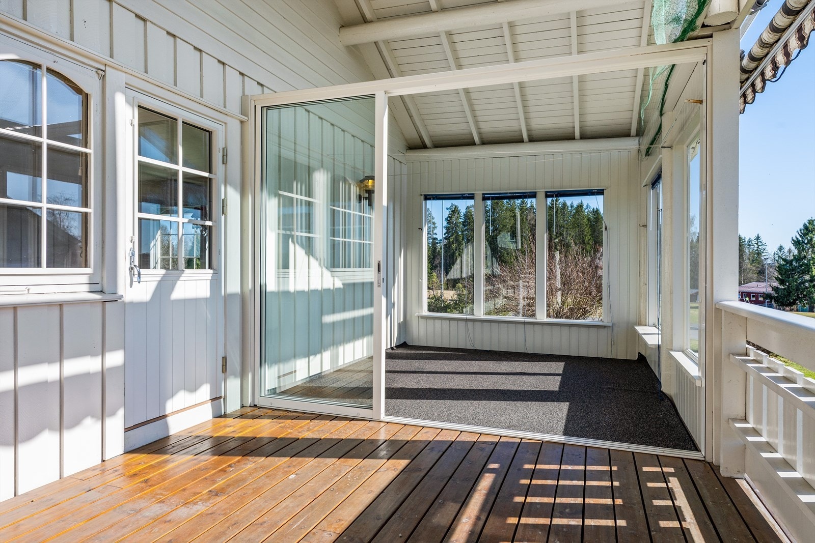 Deler av terrassen er innglasset for å beskytte mer mot vær og vind. Galleribilde
