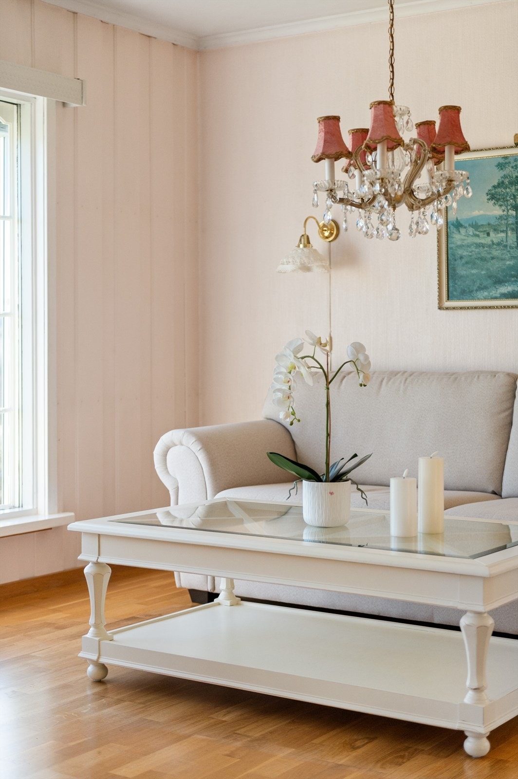Elegant del av stuen med klassiske detaljer, pent parkettgulv og stort vindu som gir rikelig med naturlig lys og en lun, innbydende stemning. Galleribilde