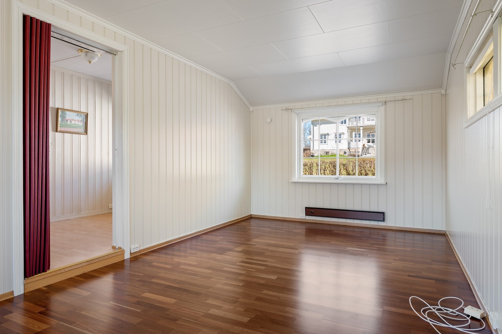 Romslige vinduer slipper inn godt med dagslys. Galleribilde