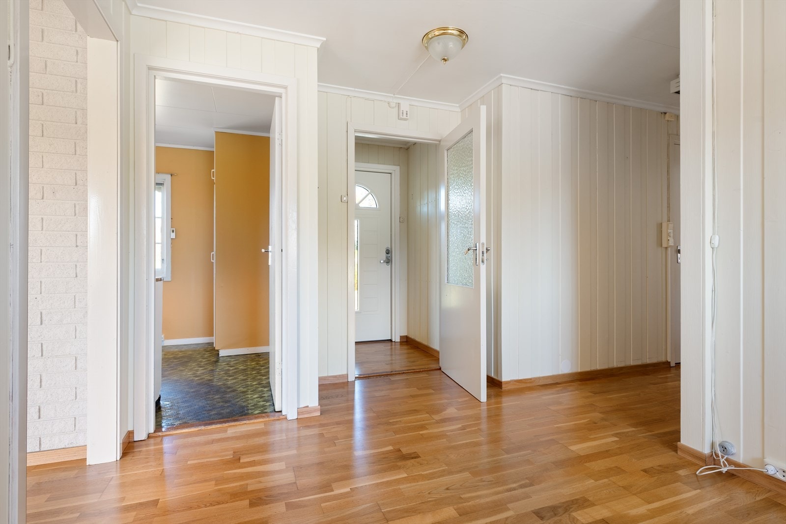 Lys og innbydende gang med praktisk planløsning, parkett på gulv og enkel adkomst til boligens øvrige rom. Galleribilde