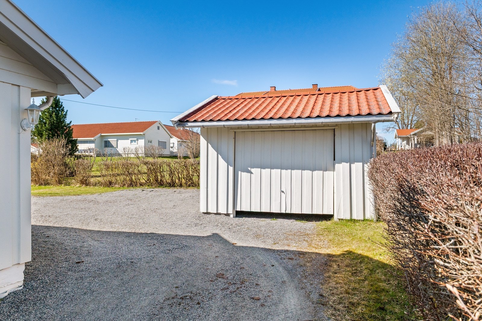 Parkeringsmuligheter er via garasjen på 25 m2 og biloppstillingsplass. Galleribilde