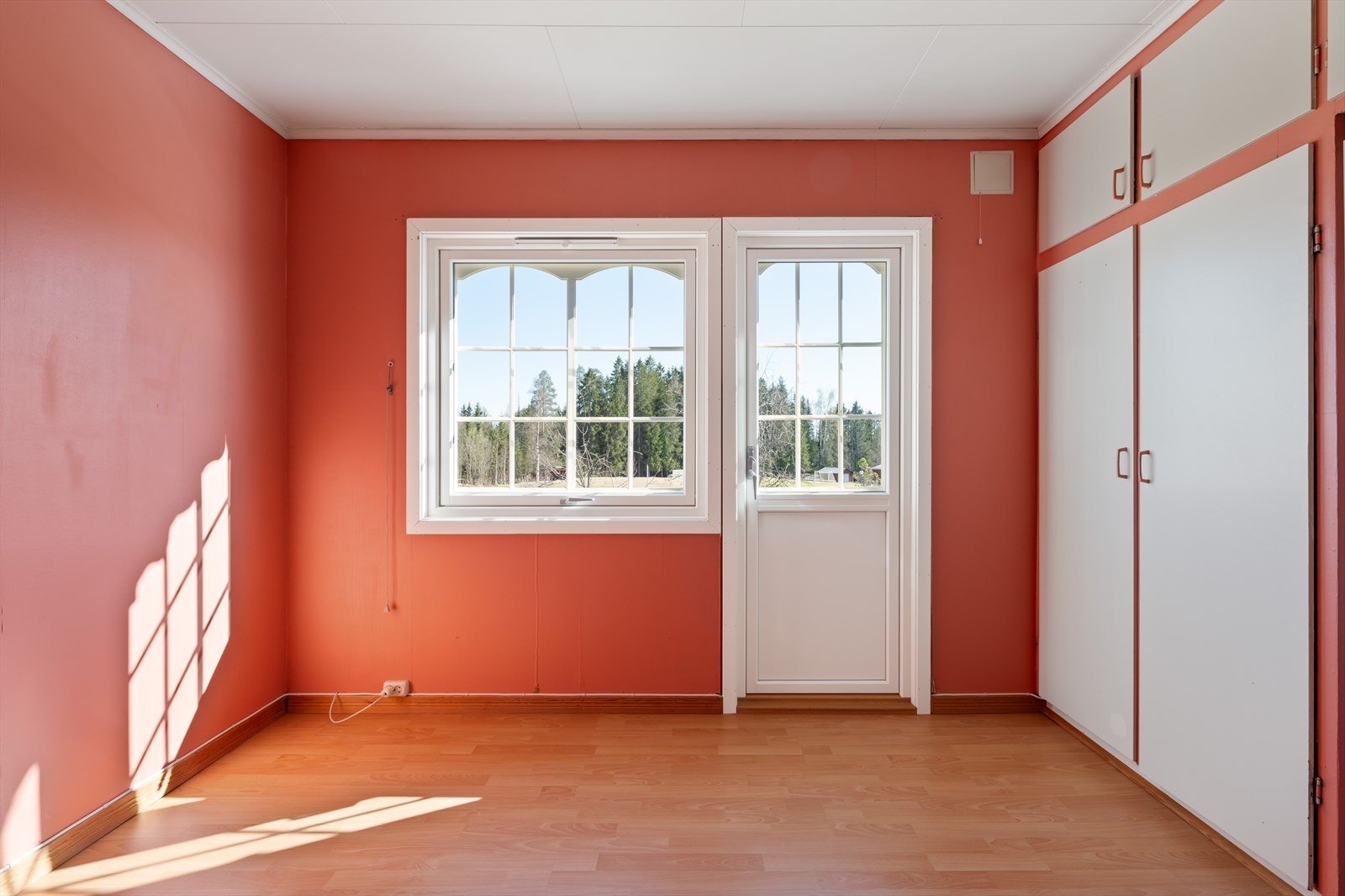 Soverom 1 har plass til en romslig seng og godt med skapplass. Galleribilde