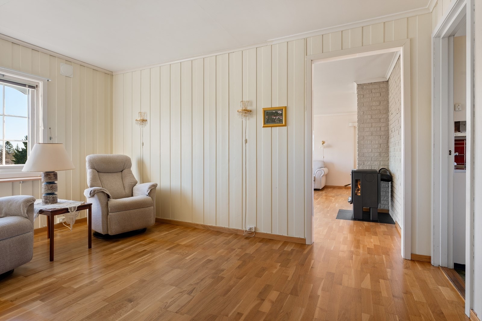 Forstue som leder inn til boligens større stue og oppholdsrom. Galleribilde