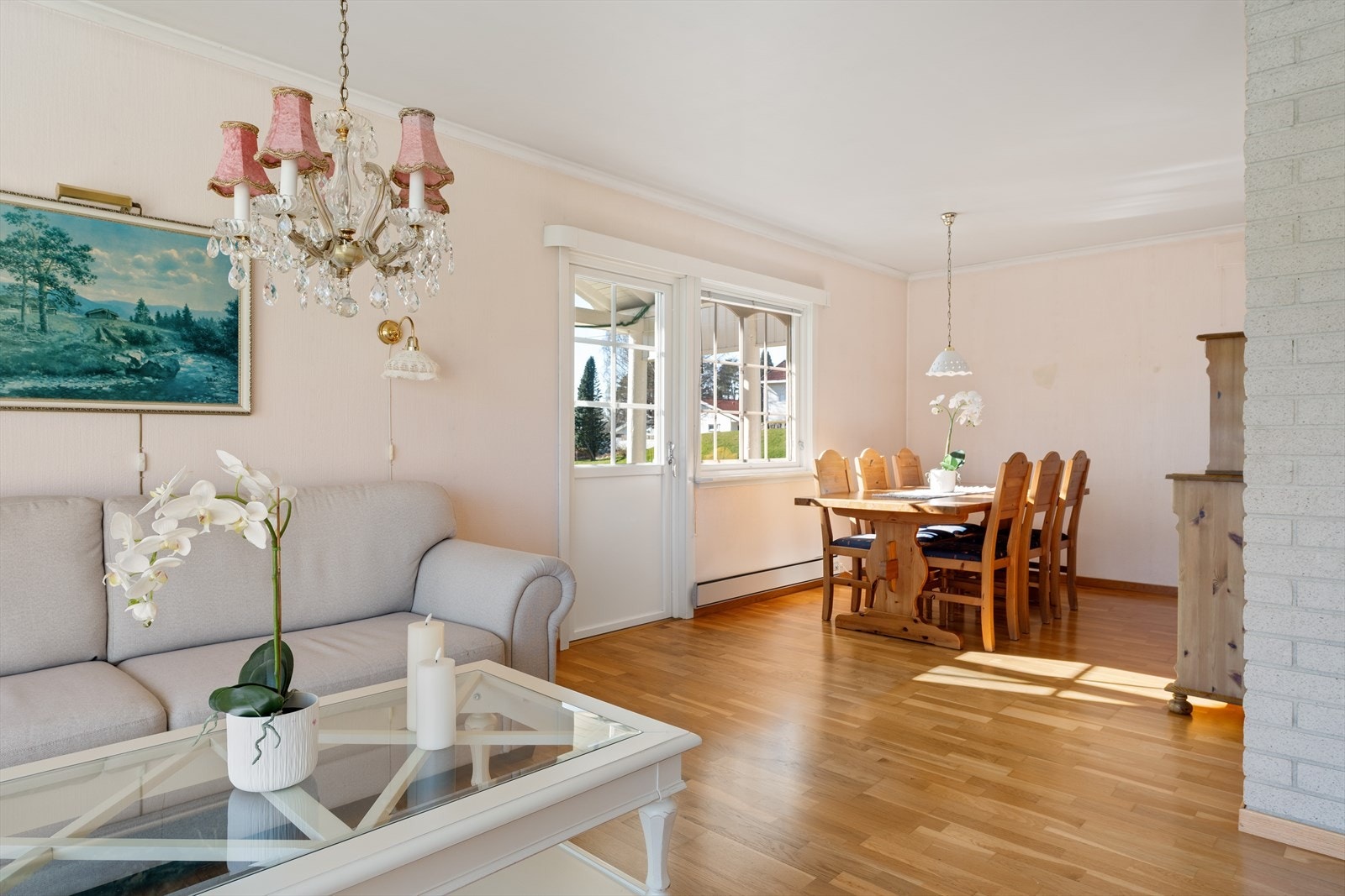 Utgang via balkongdør til boligens vestvendte terrasse. Galleribilde