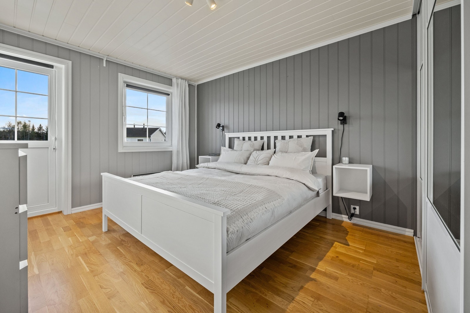 Romslig hovedsoverom med stor speilgarderobe og direkte utgang til balkong. Galleribilde