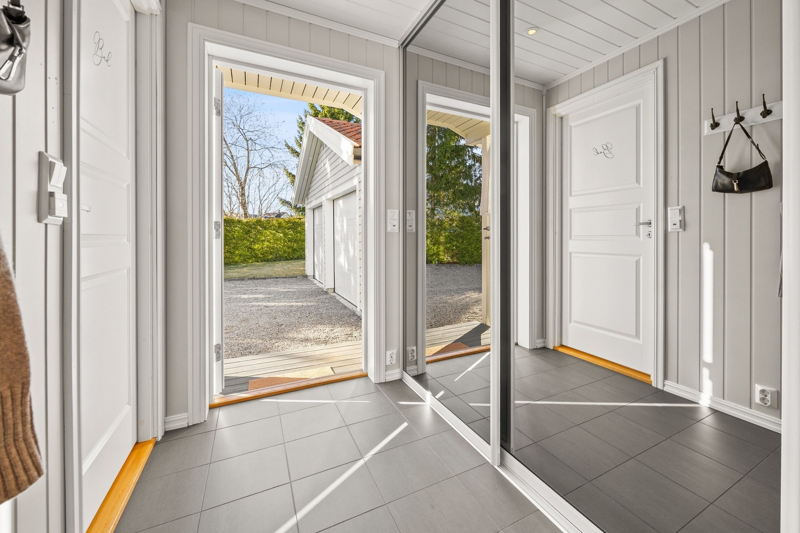 Velkommen inn! Lys entré med praktisk flisgulv og god skyvedørsgarderobe. Galleribilde