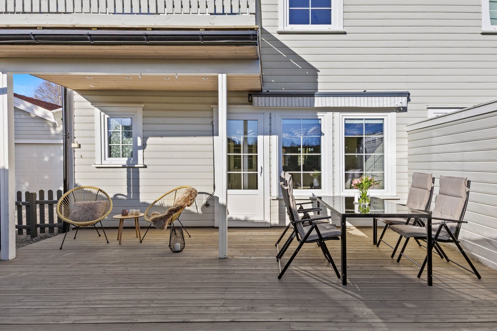 Stor og solrik terrasse med god plass til flere sittegrupper. Galleribilde