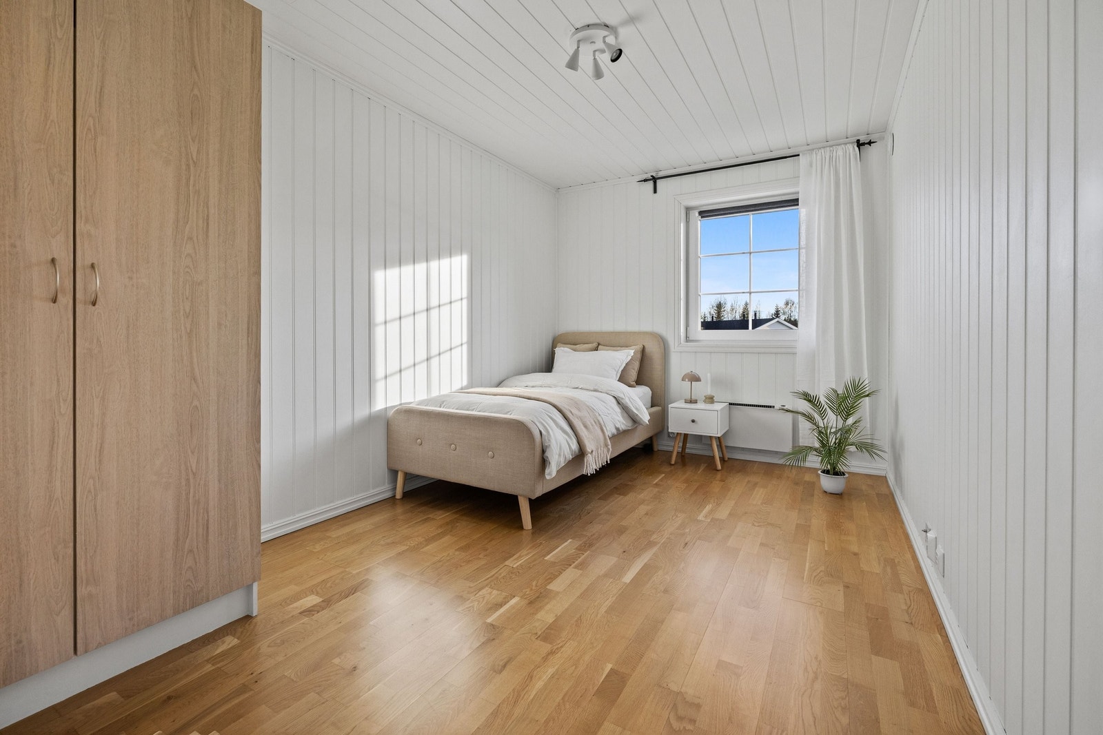 Pent og lyst soverom med god plass til både seng og garderobeløsning. Galleribilde