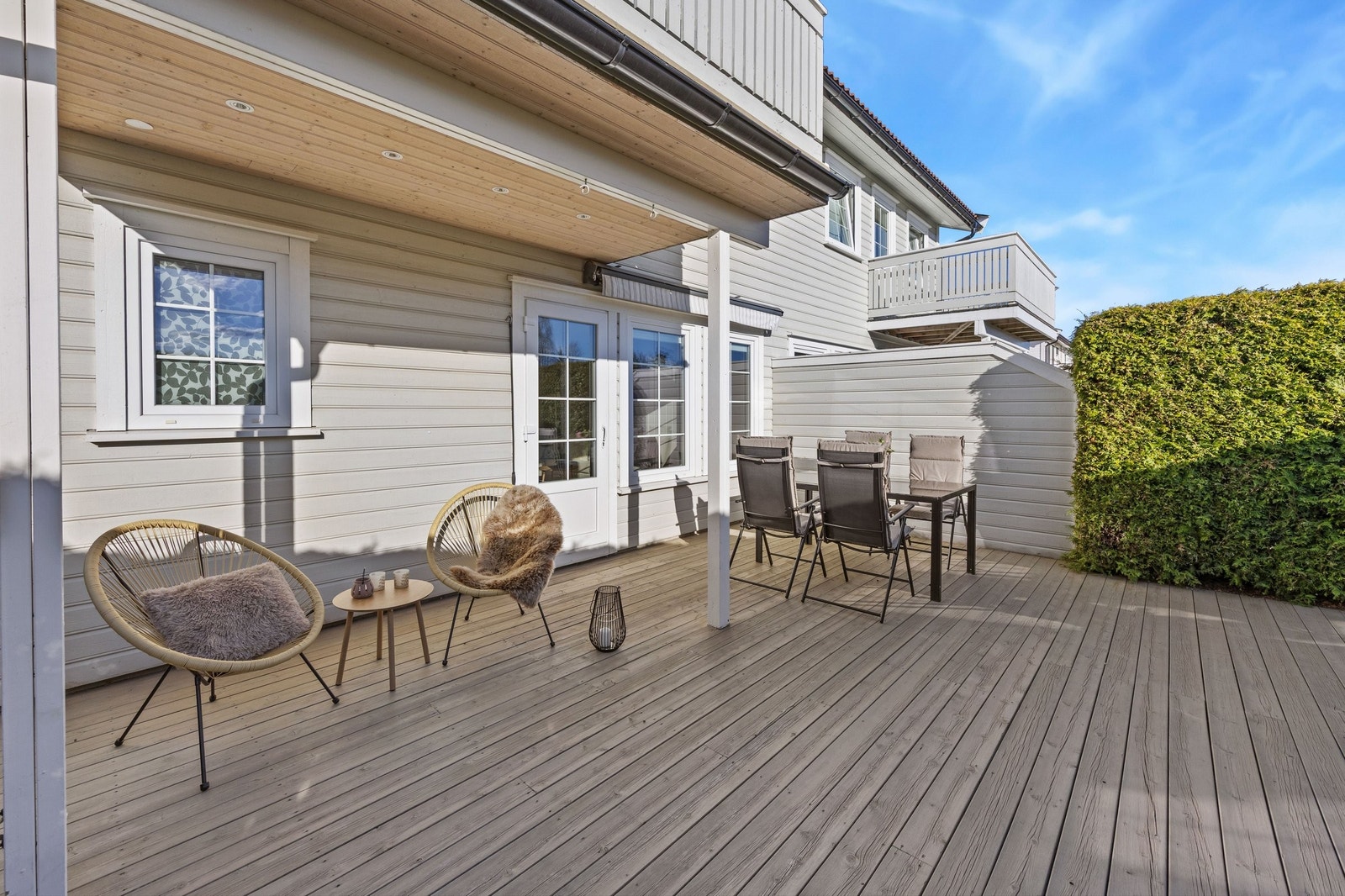 Skjermet og barnevennlig uteområde, perfekt for lange sommerdager. Galleribilde
