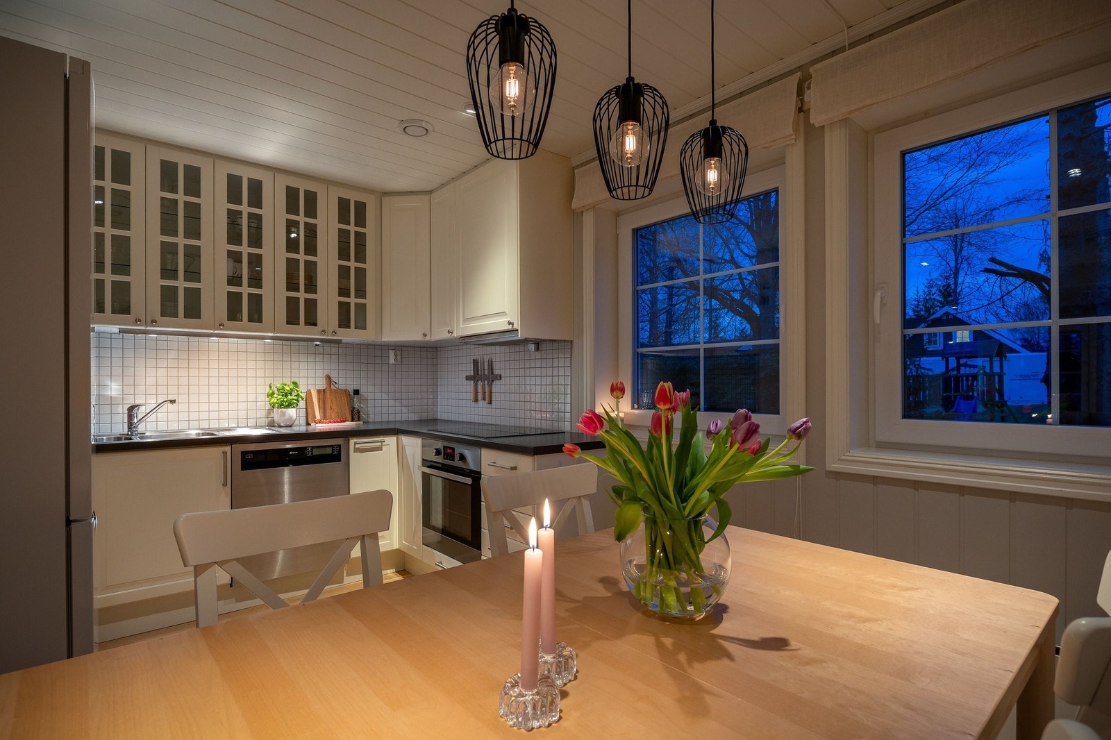 Stilrent kjøkken med moderne detaljer og god belysning. Galleribilde
