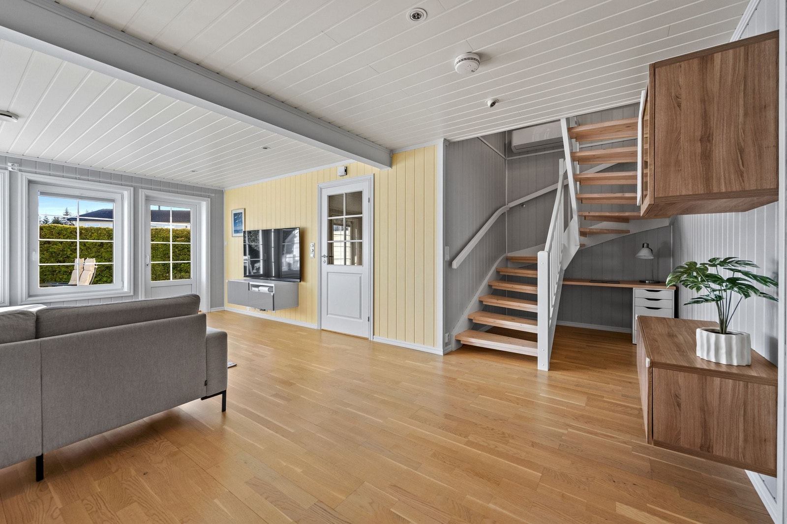 Smart kontorplass under trappen. Galleribilde