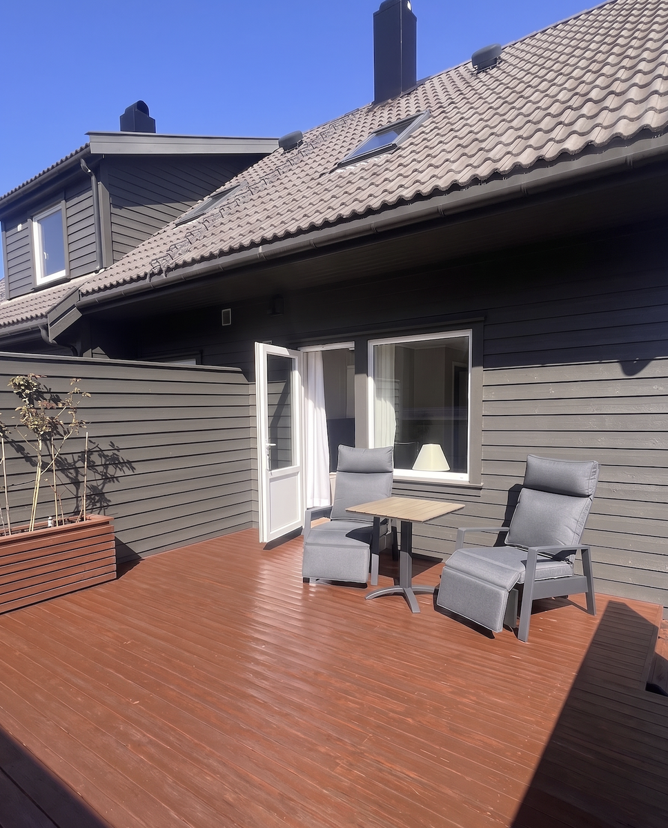 Terrasse med inngang fra stuen, trapp mot parkering til høyre Galleribilde