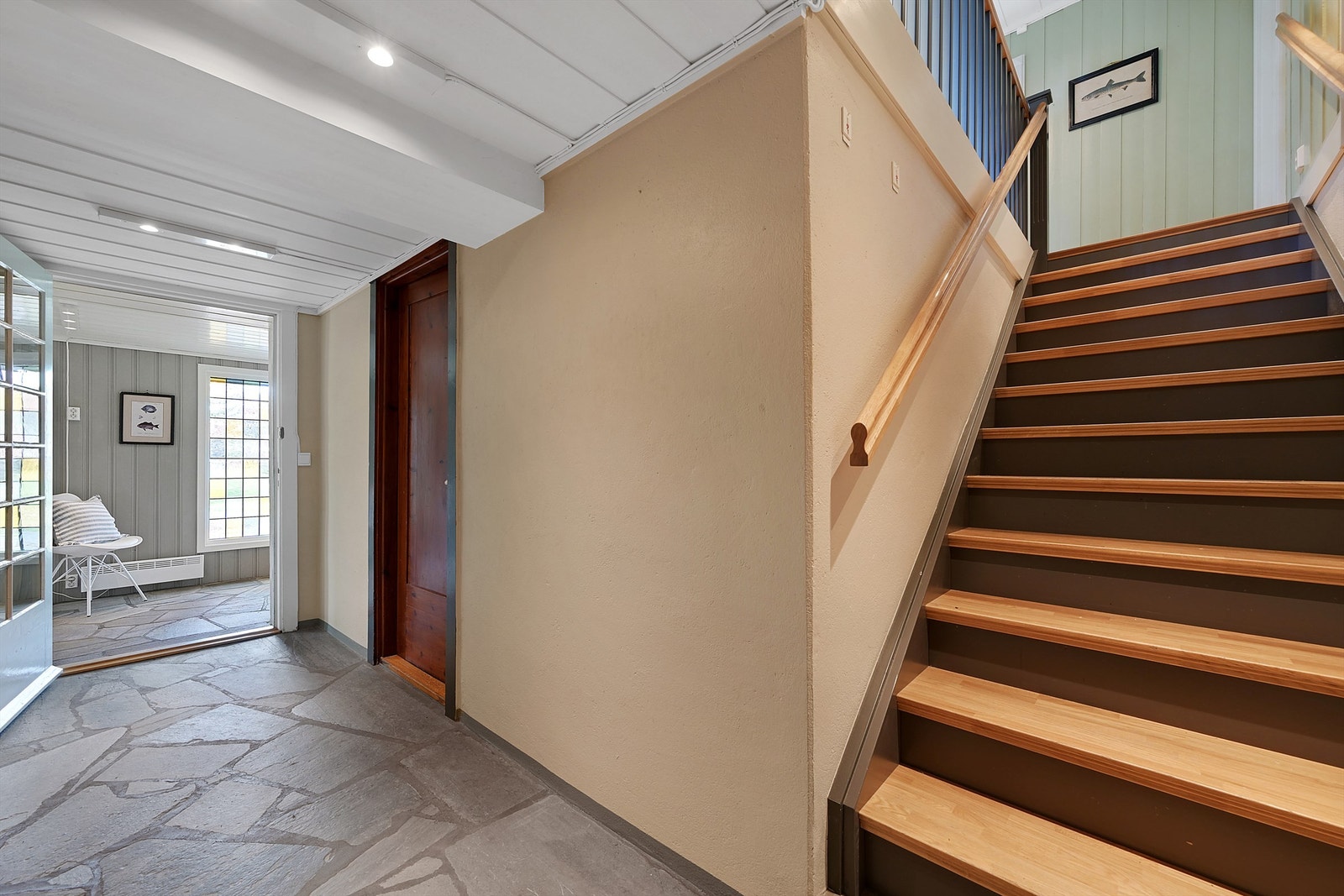 Huset har en fin planløsning med inngangsparti, gang med trapp til hovedplanet, vaskerom og flere boder i underetasjen. Galleribilde
