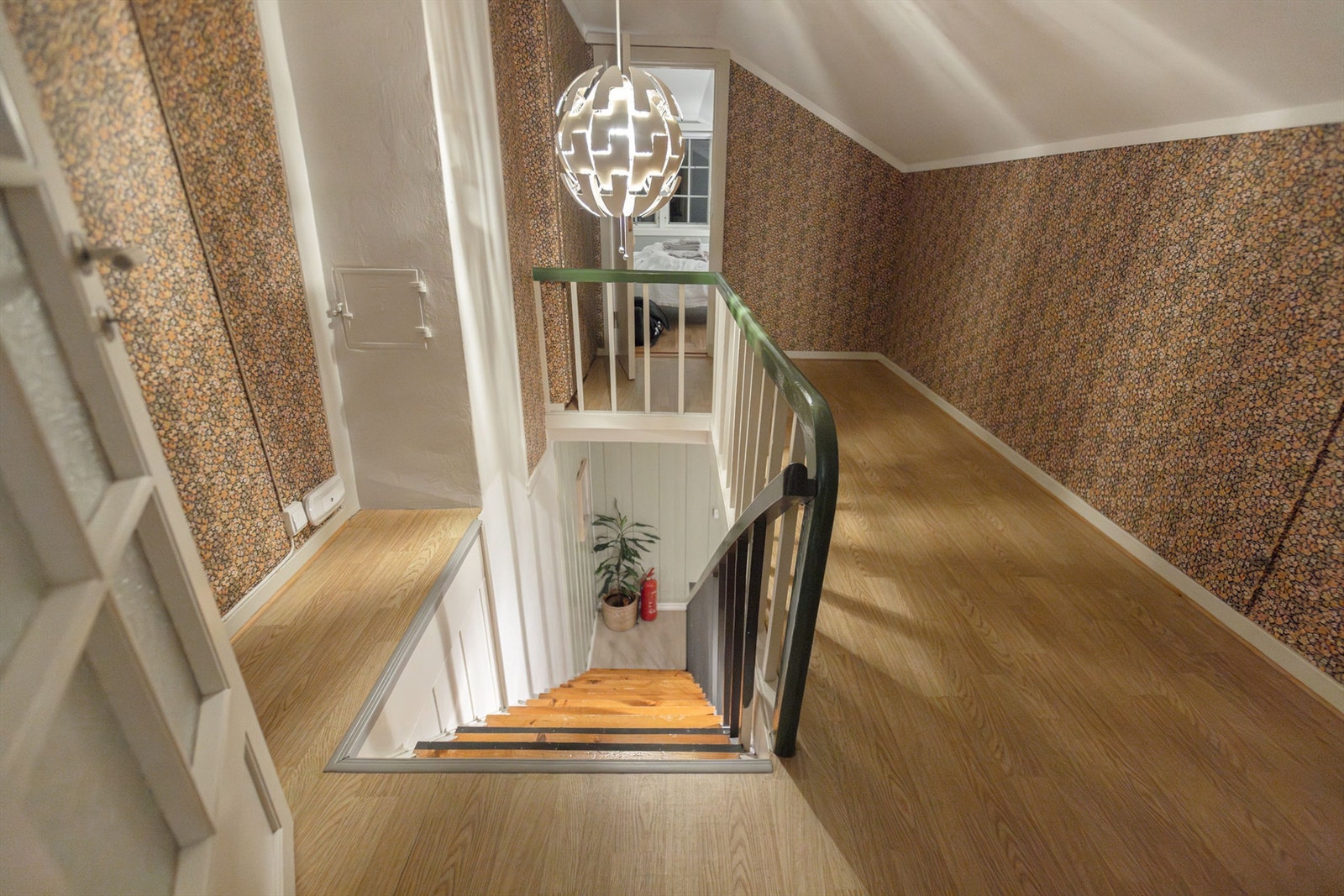 I øvre etasje er det en liten trappegang med 2 soverom, ett på hver side. Galleribilde