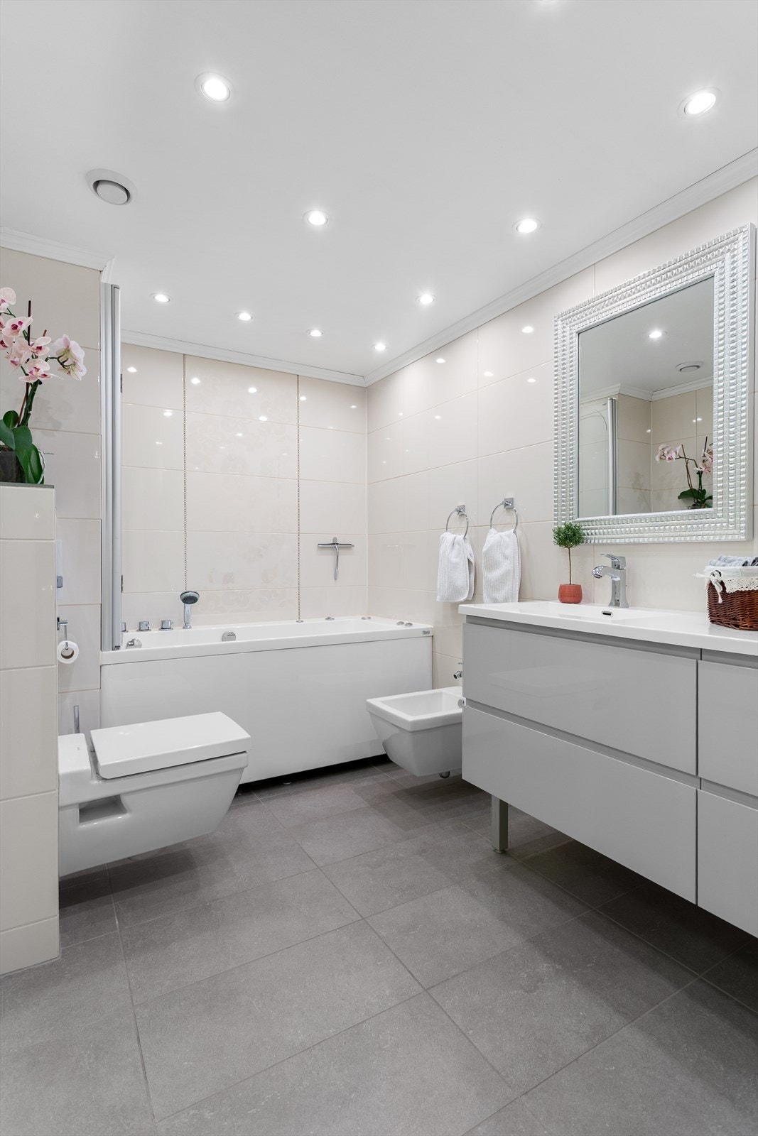 Badet ble oppgradert i 2011 og har flislagt gulv med gulvvarme for ekstra komfort. Galleribilde