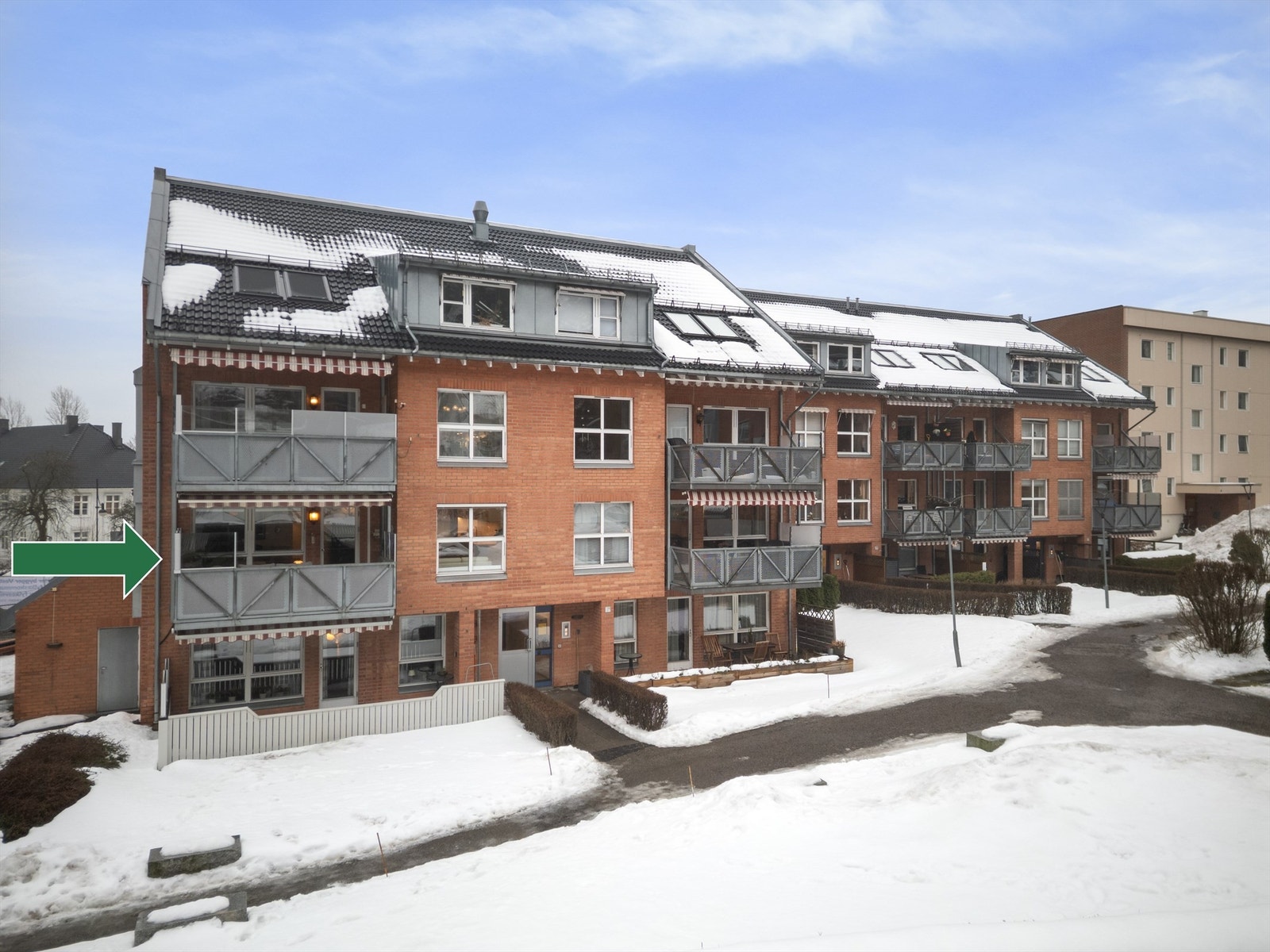 Felles inngangsparti med videre trappeadkomst til leilighetens etasjeplan (2. etasje). Galleribilde