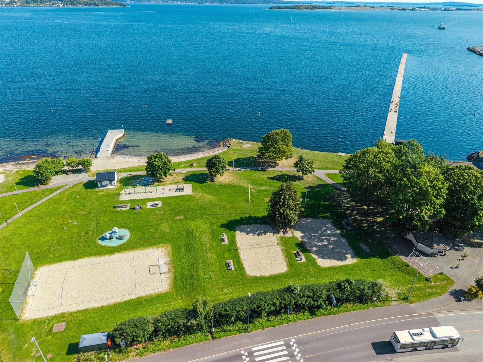 Dulpen badestrand er et populært samlingspunkt med store gressplener, badebrygge og volleyballbane.
Foto: Tor Harald Johannessen Galleribilde