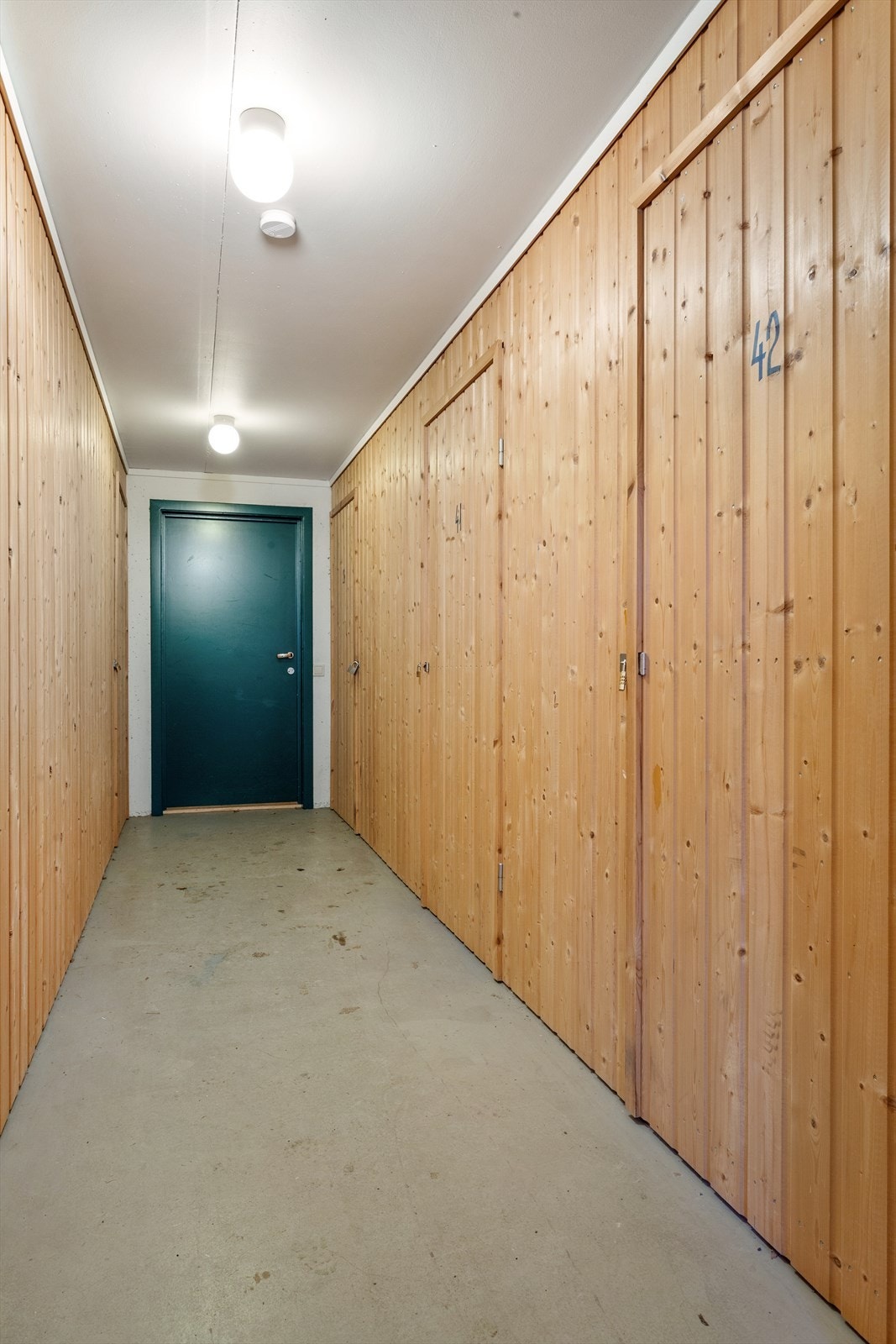 Leiligheten disponerer to romslige boder på 5 m² hver, plassert i byggets 1. etasje. Galleribilde