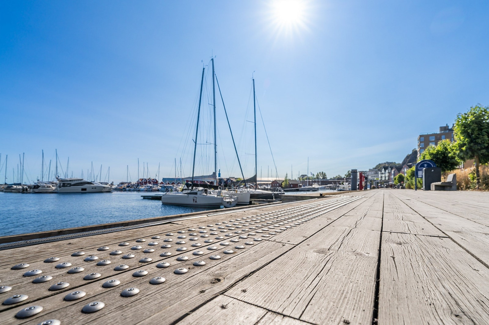 Om sommeren er Holmestrand en idyll med en levende båthavn og yrende folkeliv langs bryggene.
Foto: Tor Harald Johannessen Galleribilde