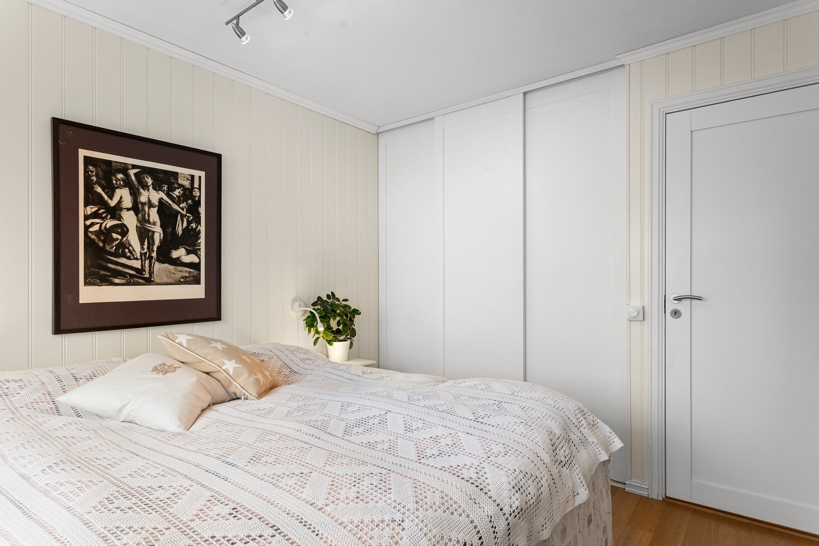 En stor innebygget skyvedørsgarderobe gir rikelig med oppbevaringsplass på hovedsoverommet. Galleribilde