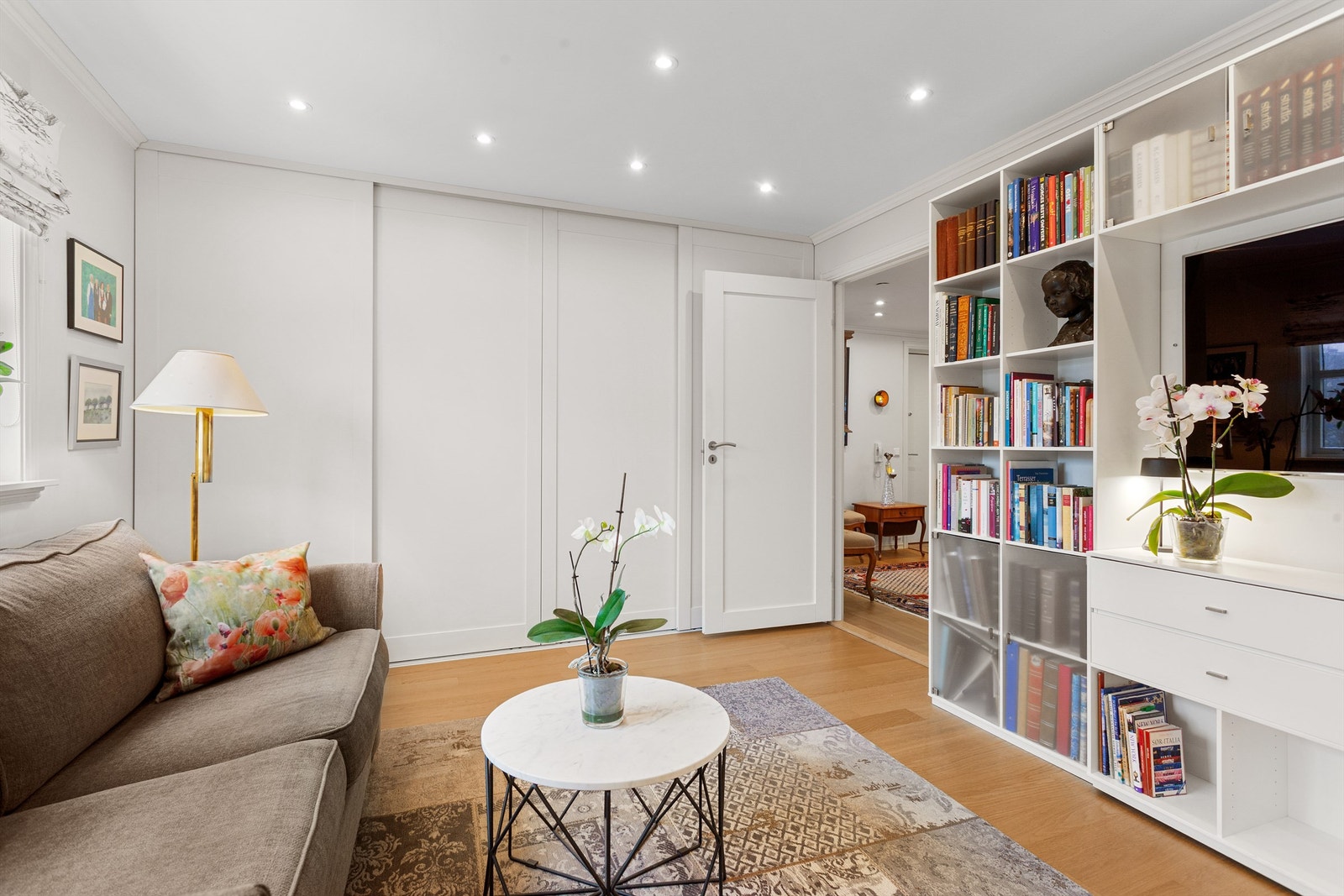 Også her er det gode oppbevaringsmuligheter med innebygget skyvedørsgarderobe. Galleribilde