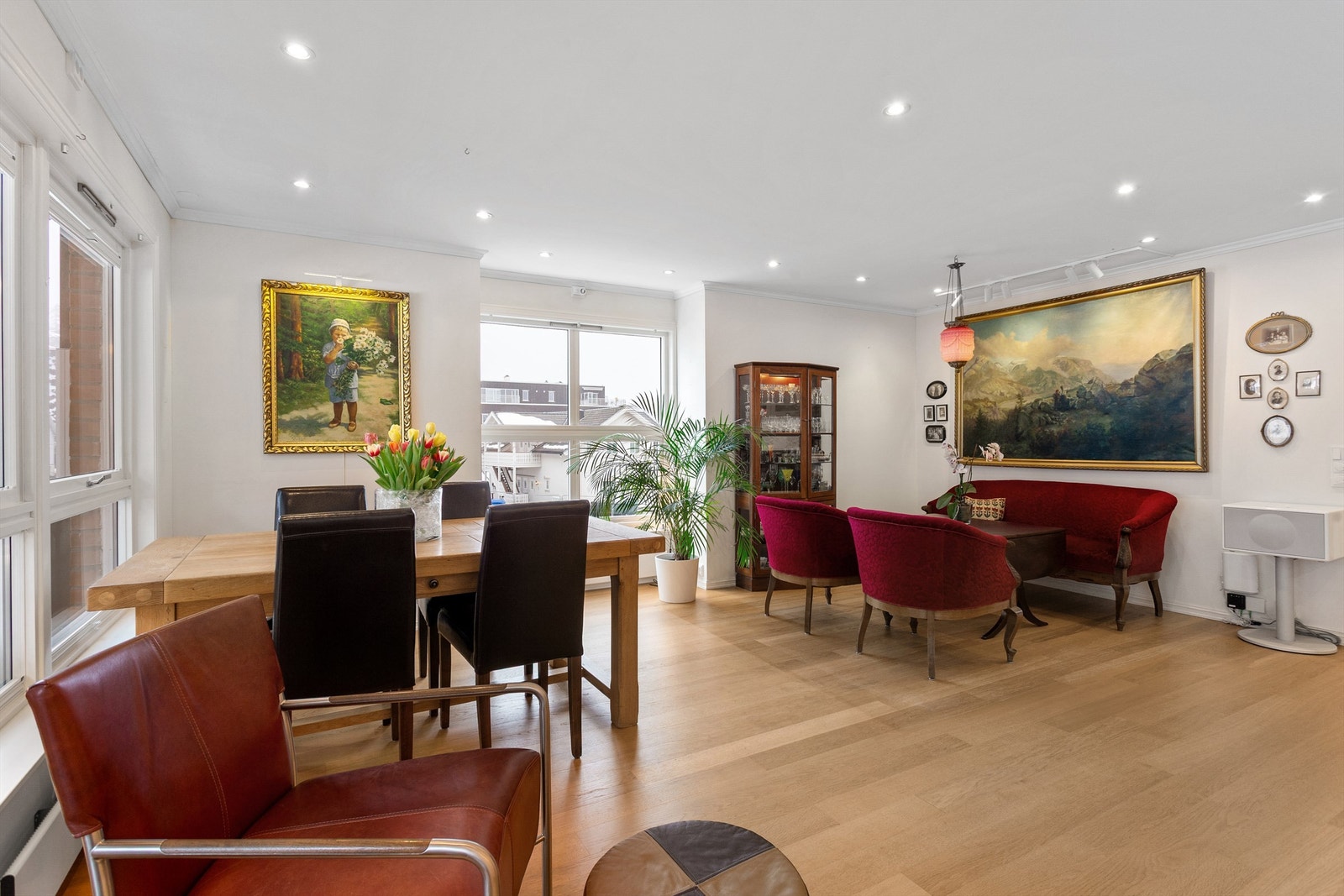 Stuen har god plass til både spisebord og sofagruppe, med gjennomgående parkett på gulvet. Galleribilde